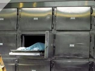 Φωτογραφία για ΕΝΤΡΟΜΟΙ οι υπάλληλοι: Ξύπνησε μετά από 11 ώρες στο ψυγείο του νεκροτομείου...