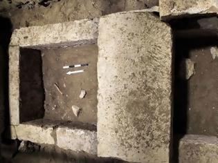 Φωτογραφία για Ο τάφος της Αμφίπολης ήταν γεμάτος χρυσάφι, αγγεία και όπλα από το φέρετρο ως την οροφή - Τι λέει έμπειρος αρχαιολόγος