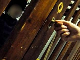 Φωτογραφία για BBC: Παιδιά με νοητική αναπηρία κλειδωμένα σε κλουβιά στην Ελλάδα