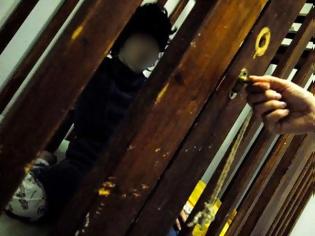 Φωτογραφία για Εικόνες σοκ στα Λεχαινά: Παιδιά με Ειδικές Ανάγκες τα έχουν κλειδωμένα σε κλουβιά [photos]