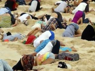 Φωτογραφία για Αυστραλοί χώνουν το κεφάλι τους στην άμμο