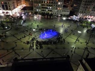 Φωτογραφία για Πάτρα: Έφτιαξαν στην πλατεία Γεωργίου τον μπλε κύκλο του Σακχαρώδη Διαβήτη