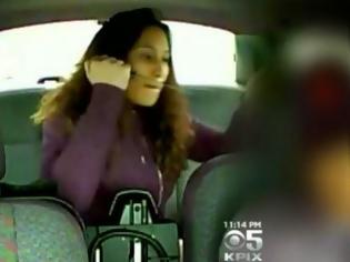 Φωτογραφία για Η εικόνα σοκάρει: Επιβάτης ταξί μαχαιρώνει στον λαιμό τον οδηγό...[video]