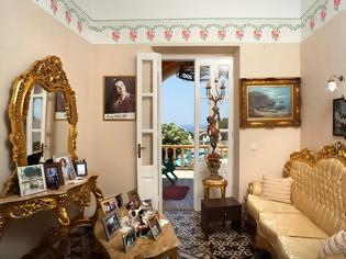 Φωτογραφία για «Μπιρ-παρά» πουλάνε τις βιλάρες τους οι πλούσιοι: Και το σπίτι πασίγνωστης Ελληνίδας παρουσιάστριας στο σφυρί...[photo]