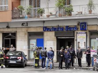 Φωτογραφία για Εξουδετέρωση βόμβας στην Deutsche Bank στη Νάπολι [photos]