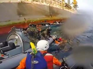Φωτογραφία για ΠΡΑΓΜΑΤΙΚΗ ΝΑΥΜΑΧΙΑ μεταξύ της Greenpeace και του ισπανικού πολεμικού ναυτικού - Τραυματίστηκαν 4 κοπέλες της οργάνωσης [video]