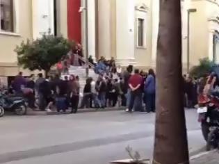 Φωτογραφία για Τώρα: Συγκέντρωση αντιεξουσιαστών έξω από το Δικαστήριο – Απέκλεισαν την οδό Γούναρη! [video]