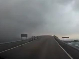 Φωτογραφία για Αυτός είναι ο πιο επικίνδυνος δρόμος στο κόσμο που οι οδηγοί τον τρέμουν - Εσείς θα περνάγατε από αυτόν; [photos + video]