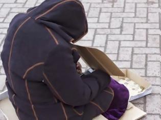Φωτογραφία για ΟΡΓΗ προκαλεί η ζητιάνα που ικετεύει για λίγα χρήματα, αλλά βγάζει από τα ρούχα της ένα iPhone [photos]