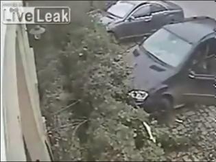 Φωτογραφία για Δεν υπάρχει πιο άτυχος οδηγός στο κόσμο! Με το που πάρκαρε το αμάξι του... [video]