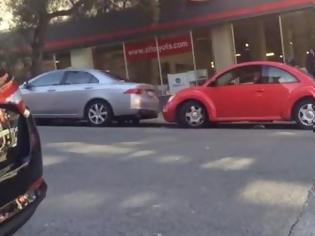 Φωτογραφία για Ποιος είπε πως μόνο οι γυναίκες είναι άχρηστες στο παρκάρισμα; Δείτε έναν άντρα που... ακόμα προσπαθεί [video]