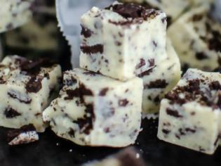 Φωτογραφία για Η συνταγή της ημέρας: Σοκολατάκια με γεμιστά μπισκότα και λευκή σοκολάτα