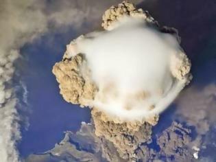 Φωτογραφία για ΜΟΝΑΔΙΚΟ ΘΕΑΜΑ: Δείτε πως είναι μια έκρηξη ηφαιστείου από το διάστημα [video]