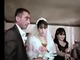 Φωτογραφία για Θα κλάψετε από τα γέλια: Ο γαμπρός και η νύφη προσπαθούν να πιουν κρασί σταυρωτά...Το αποτέλεσμα είναι ΑΠΟΛΑΥΣΤΙΚΟ! [Video]
