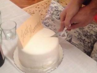 Φωτογραφία για Ποιος πασίγνωστος Έλληνας συγγραφέας παντρεύτηκε τον αγαπημένο του και κόβει τη γαμήλια τούρτα; [photo]