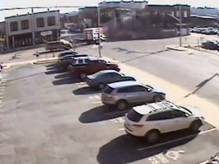 Φωτογραφία για Γυναίκα οδηγός κλέβει αυτοκίνητο, πέφτει σε κτίριο και το γκρεμίζει [video]