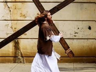 Φωτογραφία για Ο Ιησούς της Φιλαδέλφειας: Ενας 28χρονος κυκλοφορεί ντυμένος Χριστός και έχει χιλιάδες οπαδούς [photos]
