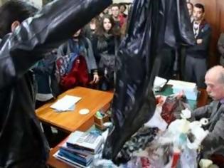 Φωτογραφία για ΕΙΚΟΝΕΣ ΝΤΡΟΠΗΣ: Φοιτητές άδειασαν σακούλες με σκουπίδια πάνω στο γραφείο του αντιπρύτανη του Πανεπιστημίου Αθηνών [photos]