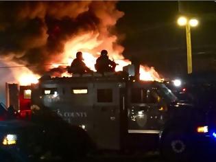 Φωτογραφία για Στις φλόγες οι ΗΠΑ - Χάος μετά την αθώωση του αστυνομικού που σκότωσε τον άοπλο 18χρονο