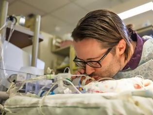 Φωτογραφία για Η τραγωδία ενός νέου πατέρα: Λίγες ώρες μετά τον θάνατο της γυναίκας του, τραγουδά στο νεογέννητο ετοιμοθάνατο μωρό του... [video]