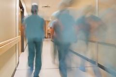 Στο «κόκκινο» τα νοσοκομεία της Θεσσαλονίκης – Κινδυνεύουν ζωές καταγγέλλουν οι γιατροί