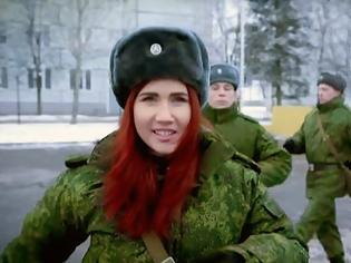 Φωτογραφία για Μια σέξι κοκκινομάλλα στην 4η μονάδα τεθωρακισμένων της Ρωσίας (Βίντεο - Φωτό)