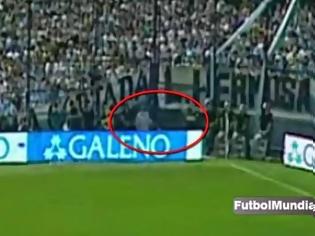 Φωτογραφία για Απίστευτο! Φάντασμα έκανε την εμφάνισή του σε... ποδοσφαιρικό αγώνα! Δείτε το video που σαρώνει στο διαδίκτυο! [video]