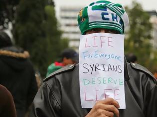 Φωτογραφία για ΥΠΕΣ προς Σύρους πρόσφυγες στο Σύνταγμα: Μόνη λύση για εσάς το αίτημα για πολιτικό άσυλο