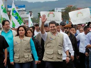 Φωτογραφία για Πορεία διαμαρτυρίας στην Ονδούρα με επικεφαλής... τον πρόεδρο