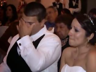 Φωτογραφία για Η συγκλονιστική κίνηση ενός πατέρα που έκανε γαμπρό και νύφη να ξεσπάσουν σε κλάματα... [video]