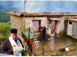 Φωτογραφία για Φιγαλεία: Στο πλευρό του ιερέα που κάηκε το σπίτι του