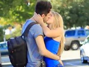 Φωτογραφία για ΘΕΟΣ! Αυτός ο τύπος κατάφερε να φιλήσει τέσσερις ΑΓΝΩΣΤΕΣ με μόλις μία ερώτηση! [Video]