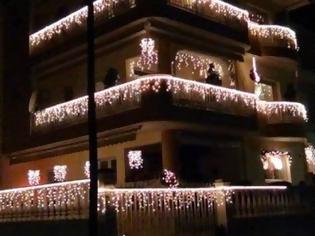 Φωτογραφία για ΕΝΤΥΠΩΣΙΑΚΟ! Αυτό το σπίτι με τα χιλιάδες χριστουγεννιάτικα λαμπάκια βρίσκεται στην Ελλάδα! [video]