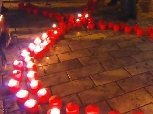Φωτογραφία για Κεράκια στην πλατεία Αριστοτέλους για την Παγκόσμια Ημέρα κατά του AIDS [video]