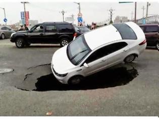 Φωτογραφία για ΑΠΙΣΤΕΥΤΟ ΒΙΝΤΕΟ: Αυτοκίνητο πέφτει θεαμάτικα σε τεράστια τρύπα... [video]