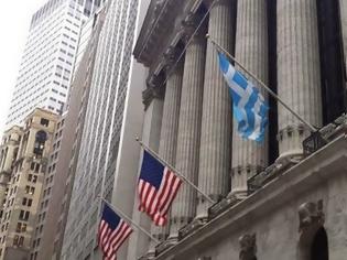 Φωτογραφία για Αρωμα Ελλάδας στη Wall Street: Γιατί κυμάτιζε στο Χρηματιστήριο της Νέας Υόρκης η ελληνική σημαία;