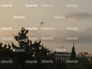 Φωτογραφία για Μυστήριο: Ποιος είναι ο άγνωστος που πετούσε με αλεξίπτωτο πάνω από το υπουργείο Εξωτερικών