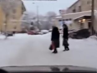 Φωτογραφία για Η Ρωσίδα στο χιονισμένο δρόμο με το μπικίνι που κόβει την ανάσα! [video]
