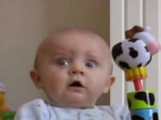Φωτογραφία για ΘΑ ΚΛΑΨΕΤΕ: Μωρό τρομοκρατείται όταν η μητέρα του φυσάει τη... μύτη της! [video]