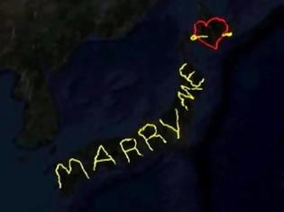 Φωτογραφία για Μία πρόταση γάμου ορατή από το... διάστημα! [video]