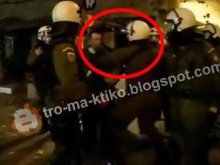 Φωτογραφία για Άγριος ξυλοδαρμός συλληφθέντα από αστυνομικό μπροστά στην κάμερα