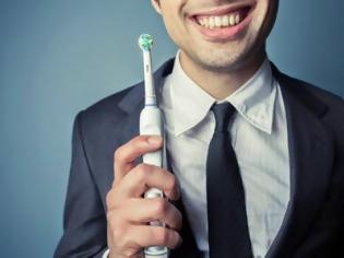 Φωτογραφία για Δεν θα πιστεύετε τι κρύβει η οδοντόβουρτσά σας!