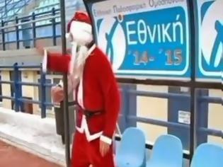 Φωτογραφία για Τρελός Άγιος Βασίλης σπάει τα νευρά του εκφωνητή και τα ρεκόρ! [video]