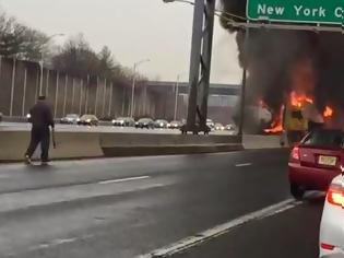Φωτογραφία για Βίντεο που κόβει την ανάσα: Φορτηγό τυλίχτηκε στις φλόγες, ανατινάχτηκε και όμως ο οδηγός κατάφερε να βγει ζωντανός [video]