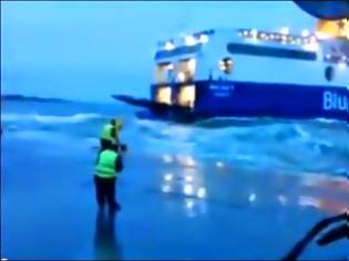 Φωτογραφία για Δείτε το βίντεο που κόβει την ανάσα: Μάχη με τα κύματα έδωσε καπετάνιος του Blue Star Ferries... [video]