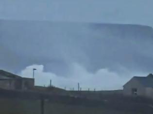 Φωτογραφία για Βίντεο που κόβει την ανάσα: Δείτε ΤΕΡΑΣΤΙΑ κύματα να προκαλούν ΠΑΝΙΚΟ στους κατοίκους [video]