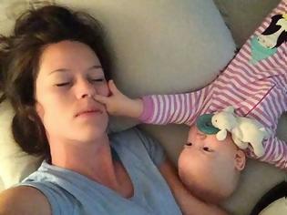 Φωτογραφία για Η… άνιση μάχη του να προσπαθείς να κοιμηθείς με ένα μωρό [video]