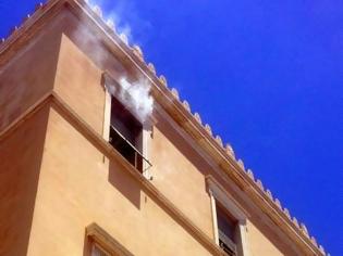 Φωτογραφία για Βραχυκύκλωμα γέμισε με πυκνούς καπνούς το κτίριο του Κοινοβουλίου!