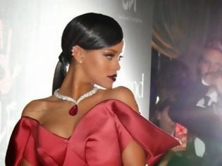 Φωτογραφία για Η Rihanna έκλεψε τις εντυπώσεις από την Kim Kardashian στο Diamond Ball! [photos]