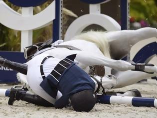 Φωτογραφία για Σώθηκε από θαύμα η Αθηνά Ωνάση - Έπεσε από το άλογο!